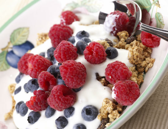yogurt-berries-granola